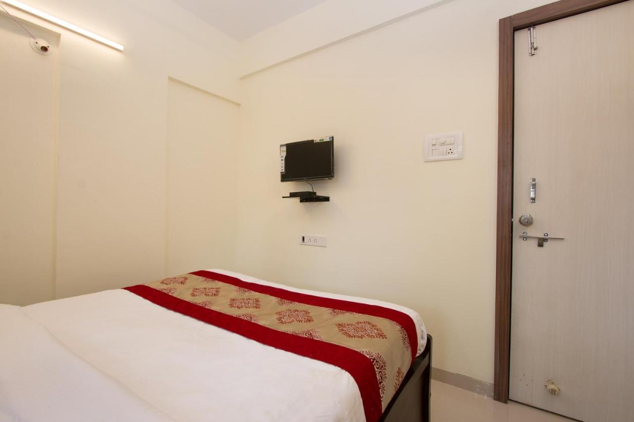Hotel Oyo 9052 Leisurely Abode à Khadki Extérieur photo